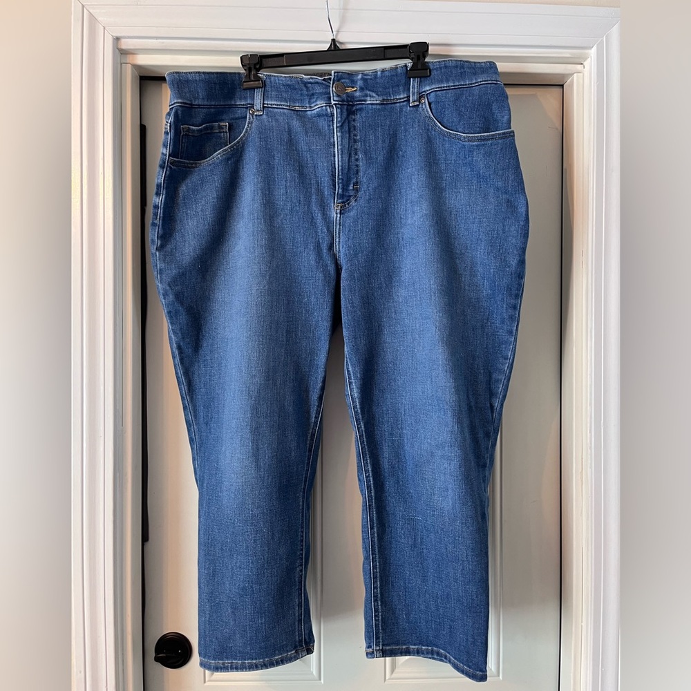 Lee Denim Capri Pants with Comfort Waist, Size 20 W! Medium Blue!! Everyday wear